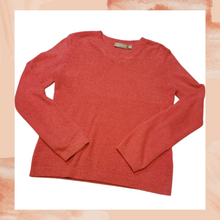 Laden Sie das Bild in den Galerie-Viewer. Soft Fuzzy Hot Pink Sweater Medium (Pre-Loved)
