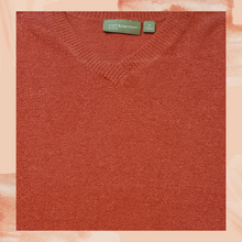 Carregue a imagem no visualizador da Galeria, Soft Fuzzy Hot Pink Sweater Medium (Pre-Loved)
