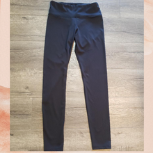 Load image into Gallery viewer, Solid Black Soft &amp; Stretchy Yoga Leggings (Pre-Loved) Medium
