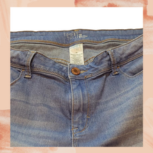 Carica l&#39;immagine nel visualizzatore della galleria, Light Wash Raw Hem Cropped Skinny Jeans 18
