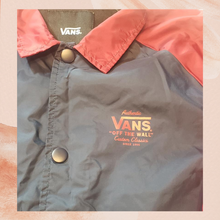 Carregue a imagem no visualizador da Galeria, Van&#39;s Youth Teen Button-Up Windbreaker Jacket (Pre-loved) Large
