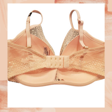 Load image into Gallery viewer, Victoria&#39;s Secret Light Pink Lace Incredible Plunge Bra 32 DDD

