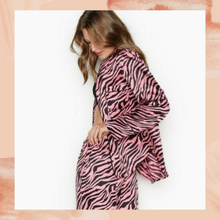 Cargue la imagen en el visor de la galería, Victoria&#39;s Secret Pink Zebra Button-Up Pajama Shirt Medium
