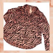 Laden Sie das Bild in den Galerie-Viewer. Victoria&#39;s Secret Pink Zebra Button-Up Pajama Shirt Medium
