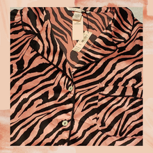 Chargez l&#39;image dans la visionneuse de la galerie, Victoria&#39;s Secret Pink Zebra Button-Up Pajama Shirt Medium
