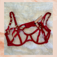 Carica l&#39;immagine nel visualizzatore della galleria, Victoria&#39;s Secret Red Satin Balconet Strappy Cut-Out Bra Size Large
