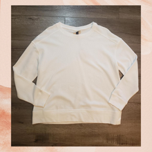 Laden Sie das Bild in den Galerie-Viewer. White Crewneck Pullover Sweatshirt Large
