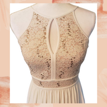 Laden Sie das Bild in den Galerie-Viewer. Morgan &amp; Co. White Full-Length Lace Embellished Formal Prom Dress Size 1-2 (Pre-Loved)
