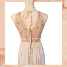 Carica l&#39;immagine nel visualizzatore della galleria, Morgan &amp; Co. White Full-Length Lace Embellished Formal Prom Dress Size 1-2 (Pre-Loved)
