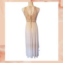 Laden Sie das Bild in den Galerie-Viewer. Morgan &amp; Co. White Full-Length Lace Embellished Formal Prom Dress Size 1-2 (Pre-Loved)
