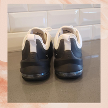 Carregue a imagem no visualizador da Galeria, White &amp; Black Nike Air Max (Pre-loved) Size 9.5
