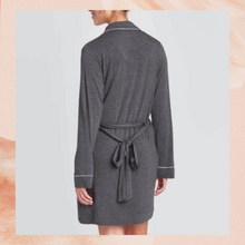 Cargue la imagen en el visor de la galería, Women&#39;s Gray Soft Short Robe XS/S

