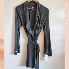 Laden Sie das Bild in den Galerie-Viewer. Women&#39;s Gray Soft Short Robe XS/S
